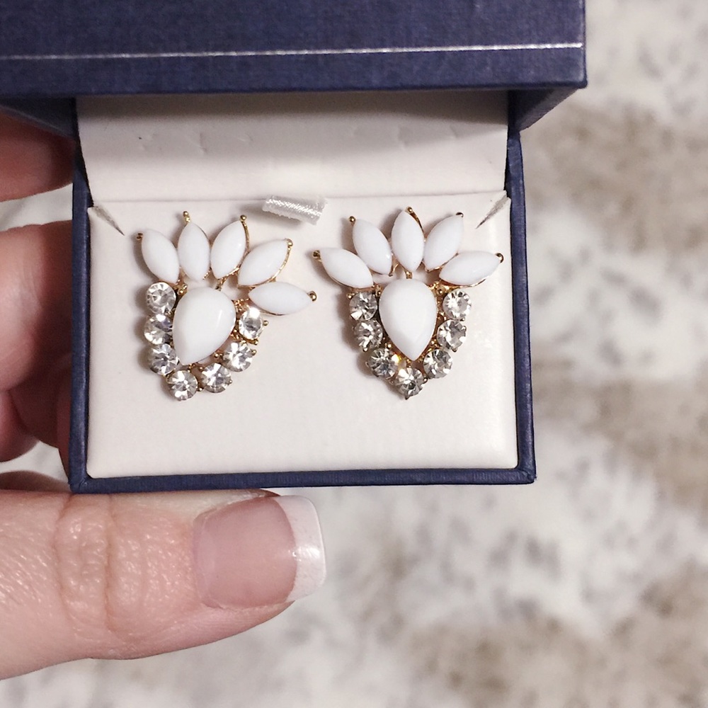 NEW: Stylish Chic Handcrafted, White Acrylic Floral Gemstones Gold Post Earring - Picture 5 of 10